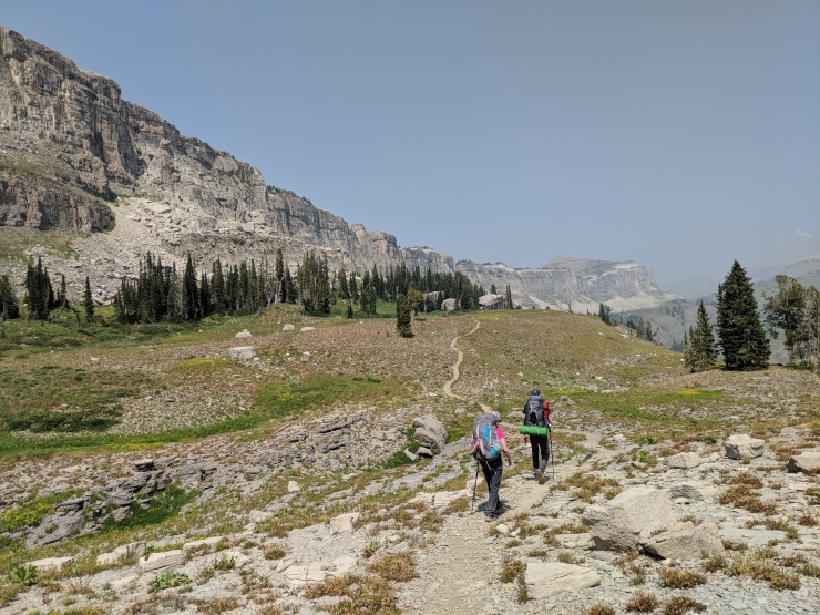 Teton-crest-trail-backpacking-hikers-on-death-canyon-shelf