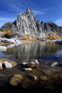View of the Gnome Tarn and Prusik Peak near the pass (credit: Jedd P)